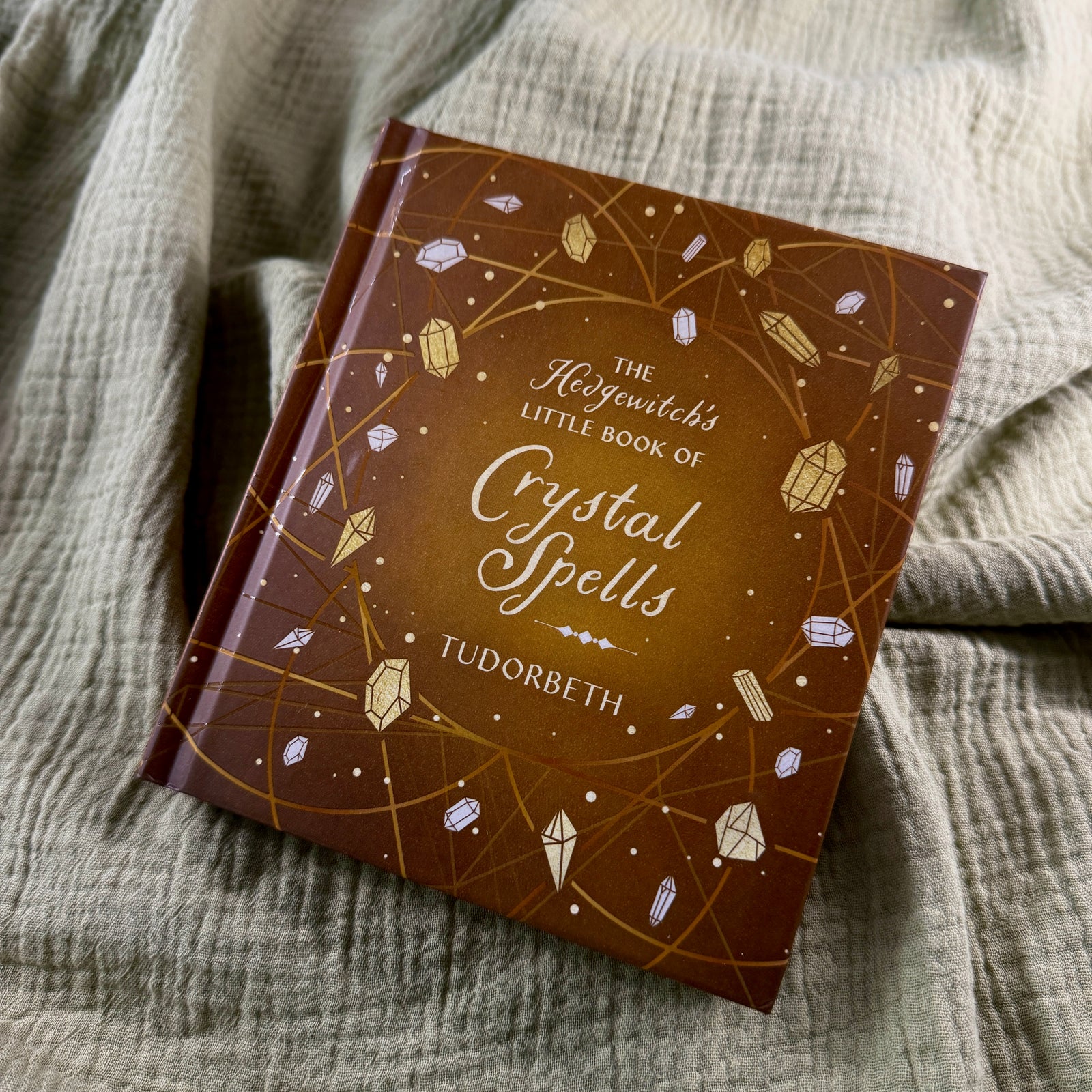 The Hedgewitch's Little Book of Crystal SpellsThe Hedgewitch's Little Book of Crystal Spells